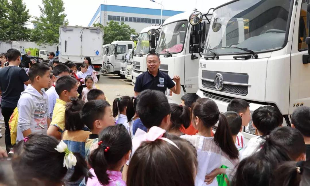 小記者團參觀垃圾車車型