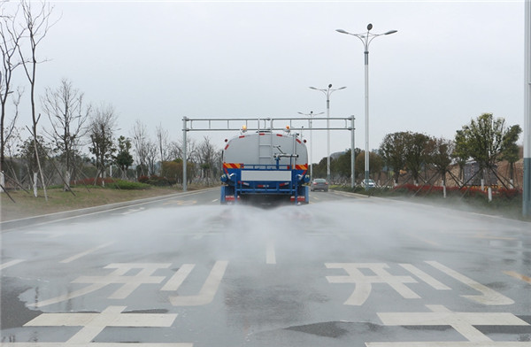 東風D9灑水車后灑功能圖片